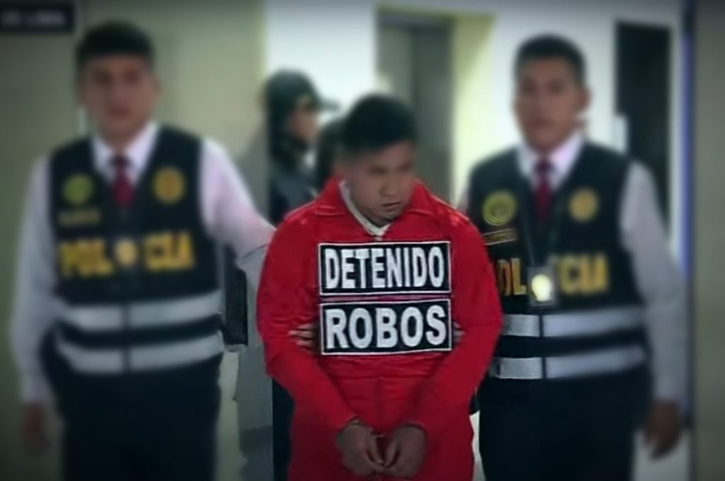 Detenidos con uniformes rojos de la PNP