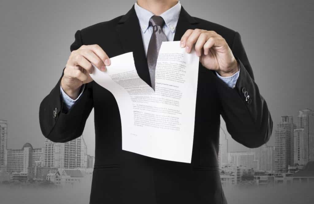 Cómo presentar una demanda de incumplimiento de contrato comercial