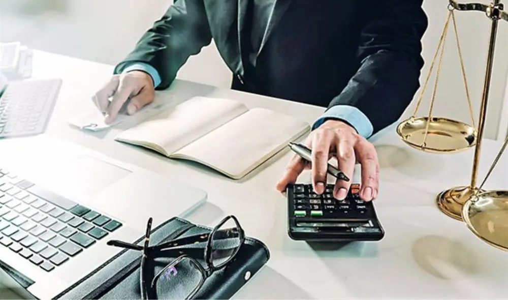 Inteligencia artificial en contratos: cómo revisar contratos con IA y qué riesgos existen
